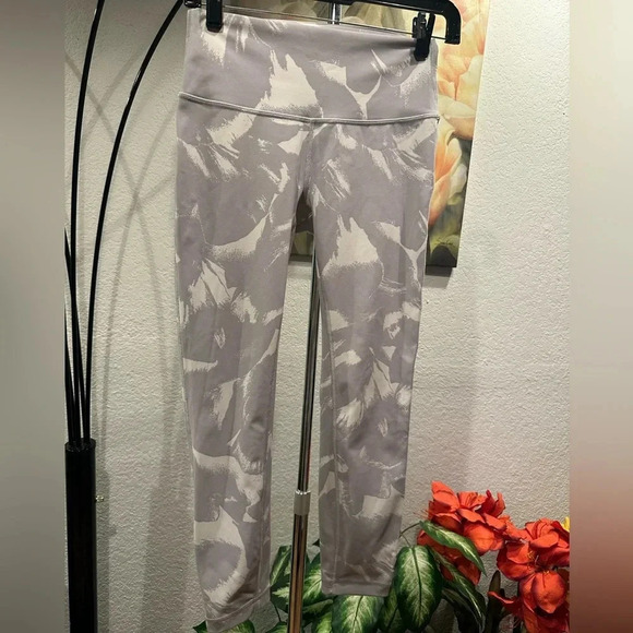 Lululemon Athletica under high rise tight cropped leggings size 6 - Picture 2 of 6